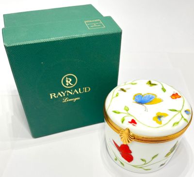 une petite boîte ornée d'un motif représentant un oiseau et une boîte sur laquelle est représentée une autre boîte