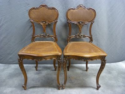 * Paire de chaises en noyer de style rocaille à riche décor …