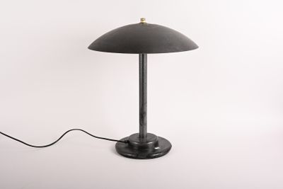Lampe de bureau contemporaine en métal.