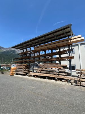beaucoup de bois empilé au bord de la route