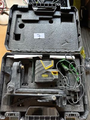 une mallette ouverte contenant des outils, posée sur une table