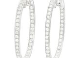 une paire de boucles d'oreilles en diamant sur fond blanc