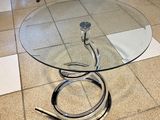 une table en verre sur laquelle est posé un anneau métallique