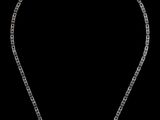 un collier en diamants et en or blanc sur fond noir