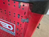un gros plan d'une poubelle rouge avec un couvercle noir
