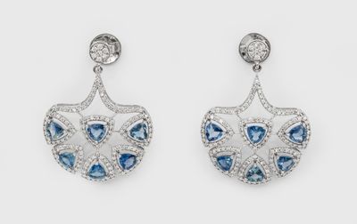une paire de boucles d'oreilles en saphir et diamant