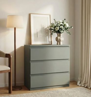 une photo d'une chambre avec une commode et une chaise