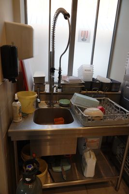 une cuisine équipée d'un évier et d'une fenêtre