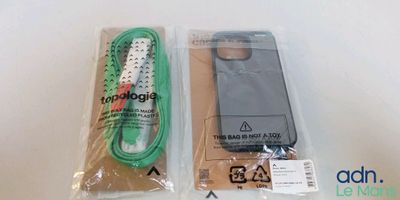 packaging for a cell phone with a green cord and a black case