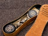 une paire de chaussures rangée dans une boîte
