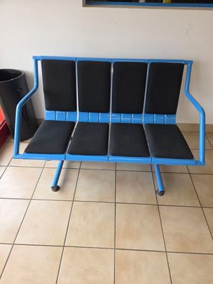 un banc bleu et noir posé sur un sol carrelé