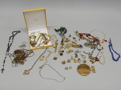 beaucoup de colliers et de bracelets posés sur la table