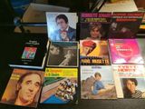 beaucoup de livres de musique posés sur une table
