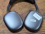 une photo représentant un casque audio posé sur une table en bois