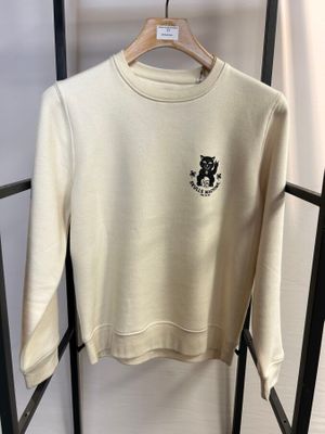 un sweat-shirt blanc avec un chat noir sur le devant et un chat noir dans le dos