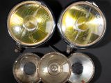 Trois types de lumières différents sont représentés sur une surface noire