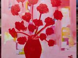 un tableau représentant un vase rouge contenant des fleurs rouges