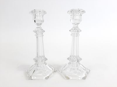 paire de chandeliers en verre clair sur fond blanc