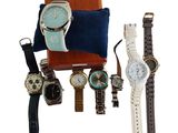 Plusieurs montres et un portefeuille sont posés les uns à côté des autres