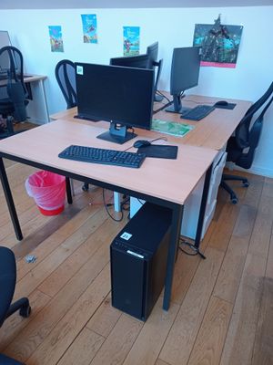 un bureau d'ordinateur équipé de deux écrans et d'un clavier