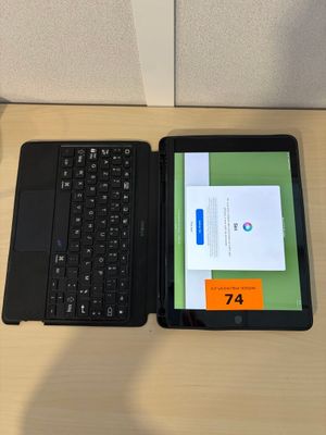 un ordinateur portable et une tablette posés l'un à côté de l'autre sur un bureau
