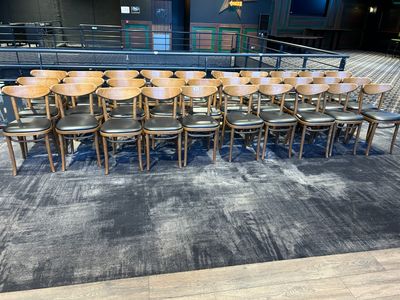 de nombreuses chaises disposées en cercle sur le sol