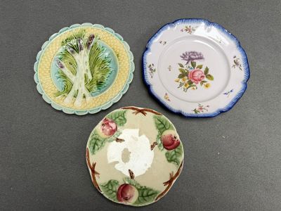 Deux assiettes en barbotine et une en faïence de Charolles.