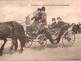 deux personnes dans une calèche tirée par un cheval