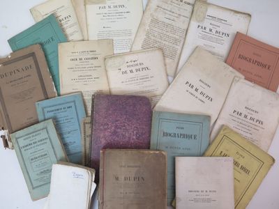 de nombreux vieux livres posés ensemble sur la table