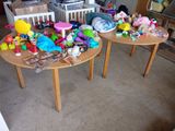 deux tables sur lesquelles sont posés des jouets, dans le salon