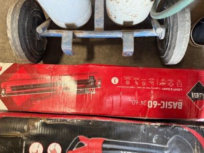 deux skateboards posés l'un à côté de l'autre sur le sol