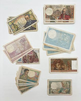 de nombreux types de billets de banque sur un fond blanc