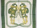 foulard carré vert et blanc orné d'une illustration représentant deux sacs à main