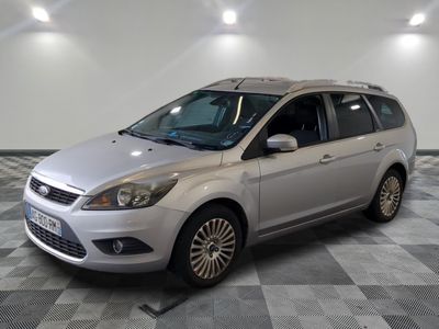une photo d'une Ford Focus break argentée garée dans un garage