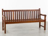 un banc en bois qui se trouve au milieu d'une pièce