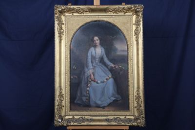 tableau représentant une femme en robe bleue assise devant un chevalet en bois