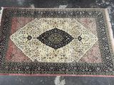 un gros plan sur un tapis posé au sol dans une pièce