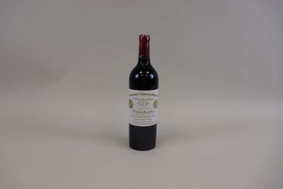 une bouteille de vin posée sur une table