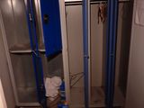 un casier bleu dans un coin d'une petite pièce