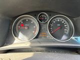 un gros plan sur le compteur de vitesse et les jauges d'une voiture