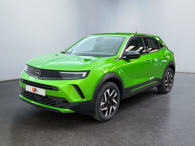 un SUV Toyota C-HR vert garé dans un showroom