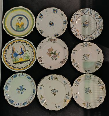 Lot en faïence comprenant XVIIIe et XIXe s : -11 assiettes à…