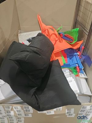 une boîte en carton contenant un certain nombre d'objets