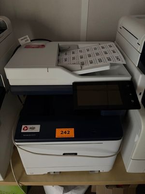 une imprimante posée sur un bureau à côté d'une imprimante