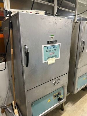 deux fours industriels qui se trouvent dans une pièce