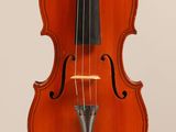 gros plan d'un violon sur fond blanc