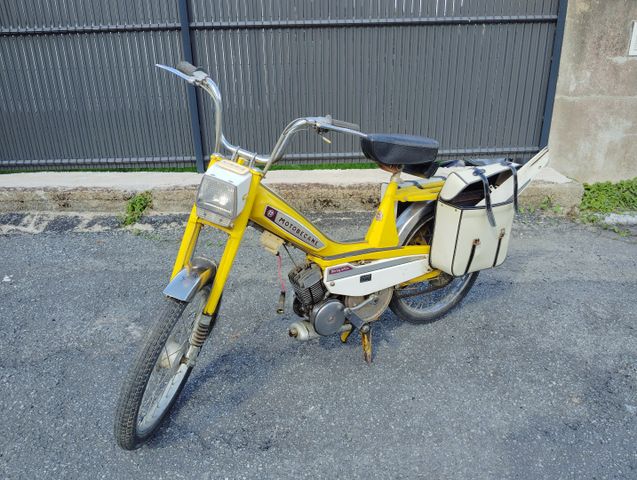 Motobecane 40V, mobylette jaune, moteur AV7. Immatriculée GJ-037-...