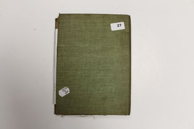 un livre vert muni d'une étiquette, posé sur une table
