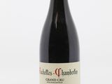 une bouteille de vin posée sur une table