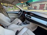 l'intérieur de la voiture est propre et prêt à l'emploi
